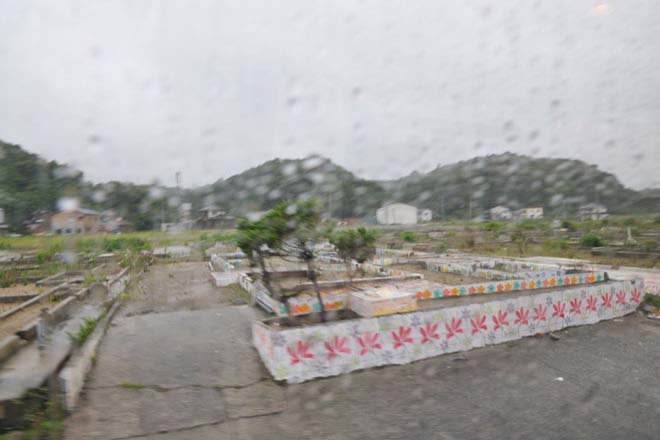 津波で流された家の土台だけ残っている