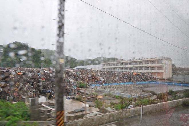 引き取り先のない被災地のガレキの山